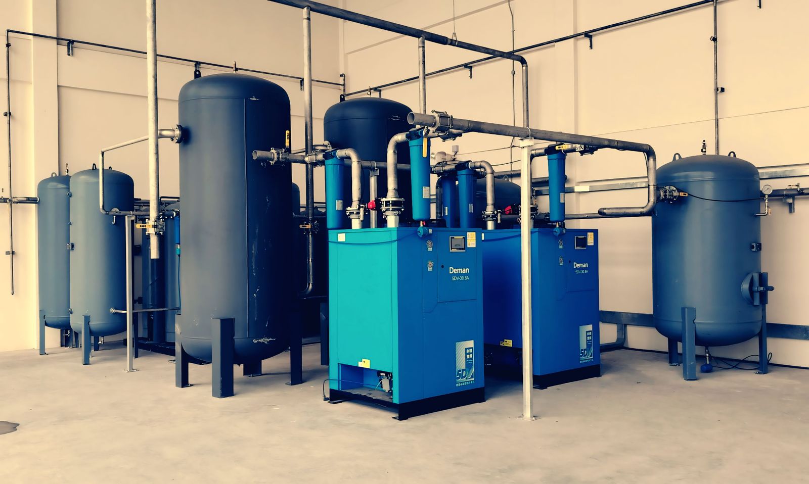 Compresseur 50 litres dans un atelier automobile