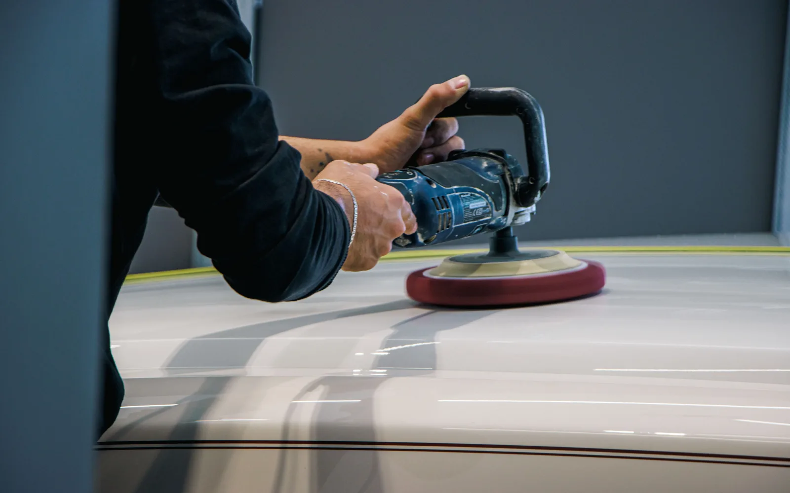 Vernis automobile inspecté pendant un polissage