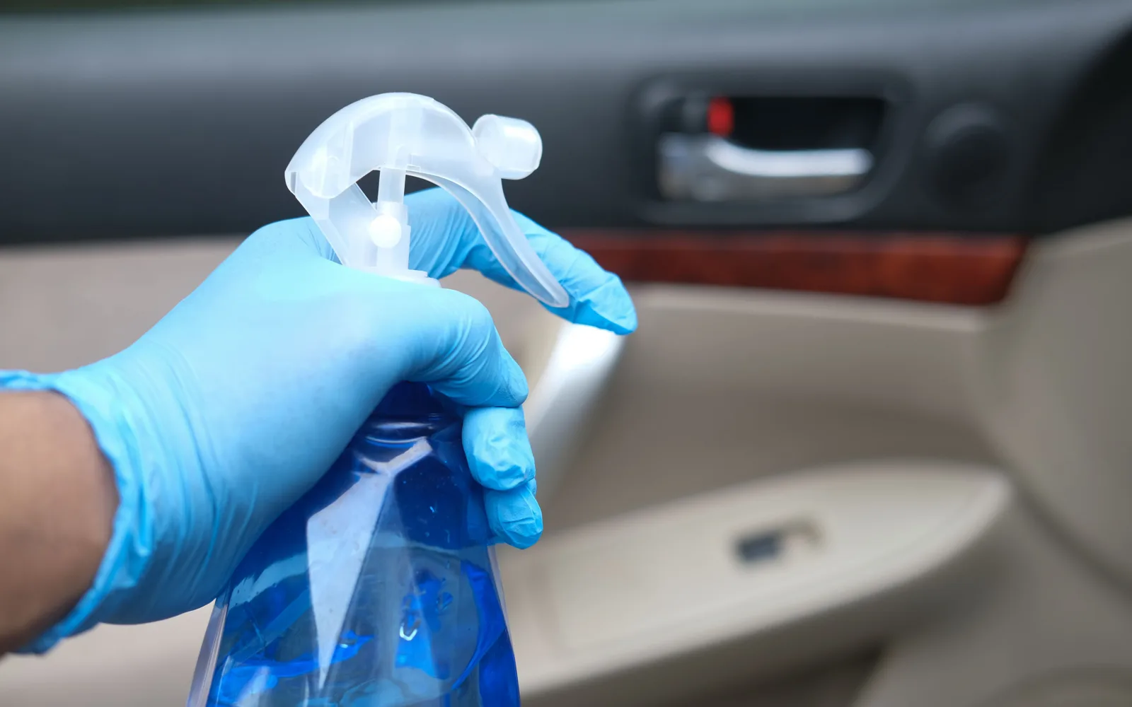 Pulvérisateur pour le nettoyage d’un siège automobile