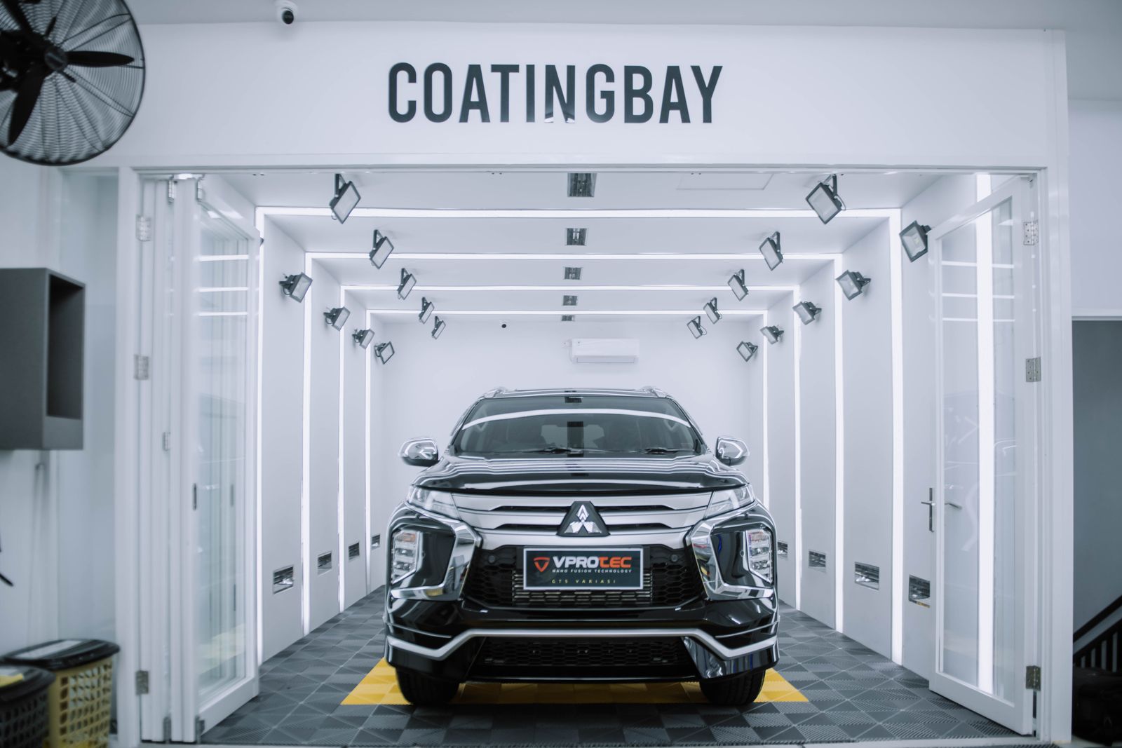 Contaminants visibles sur une carrosserie claire